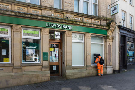 The outside of a Lloyds Bank man using cash point Kendalのeditorial素材
