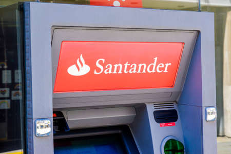 Lancaster Uk 30 May 2020 Satander bank Automated Teller Machine in Lancasterのeditorial素材