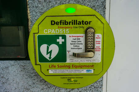 defibrillator with bilingual instructions in Kendalのeditorial素材