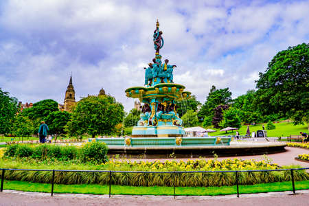 Edinburgh Scotland 7th august 2020 Ross Fountain with Edinburgh Castle in West Princes Street Gardensのeditorial素材