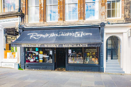 Edinburgh Scotland 6th aug 2020 whisky shop facade on Cannongate, Royal Mileのeditorial素材