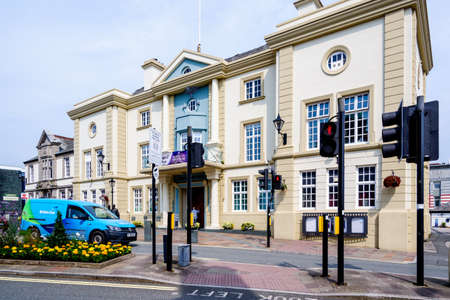 Ulverston UK 24th aug 2020 Ulverston, Cumbria, England. September 2017. Front facade of Coronation Hall with statue of Laurel and Hardy outside. Built to commemorate the coronation of King George V. Opened 1920のeditorial素材