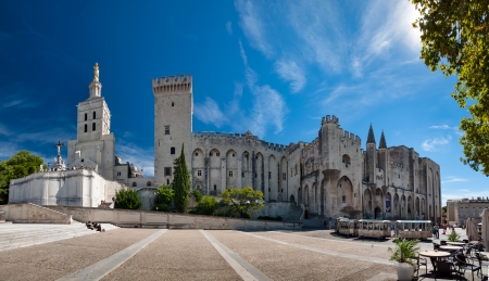 Great panoramic view of Palais des Papes and Notre dame des doms cathedral at Avignon - Franceのeditorial素材