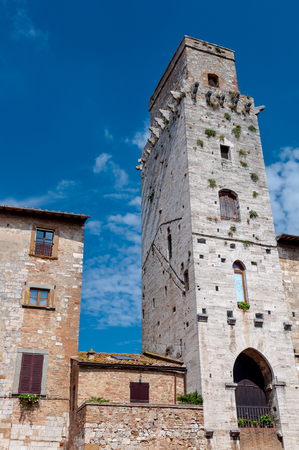 Torre del diavolo in Piazza della Cisterna at San Gimignano - Italyのeditorial素材