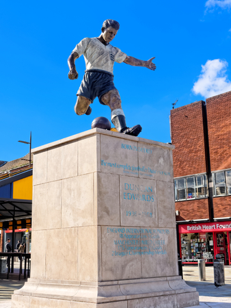 DUDLEY, OCTOBER 02: Duncan Edwards Statue, Dudley Town Centre, UK 2016.のeditorial素材