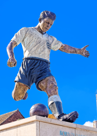 DUDLEY, OCTOBER 02: Duncan Edwards Statue, Dudley Town Centre, UK 2016.のeditorial素材