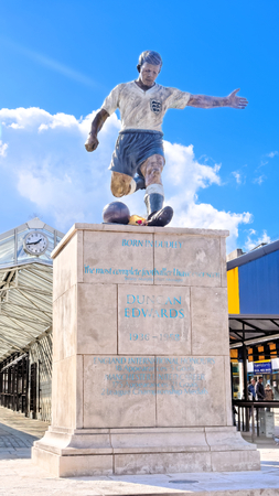 DUDLEY, OCTOBER 02: Duncan Edwards Statue, Dudley Town Centre, UK 2016. Born in Dudley.のeditorial素材