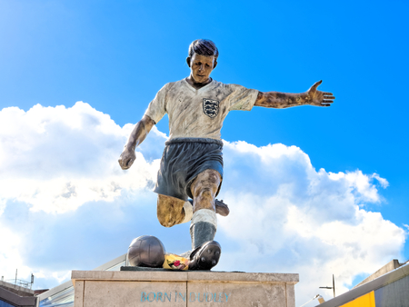 DUDLEY, OCTOBER 02: Duncan Edwards Statue, Dudley Town Centre, UK 2016. Born in Dudley.のeditorial素材