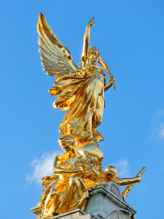 LONDON, FEBRUARY 04: Statue of Victoria Memorial in gold on blue sky. UK 2017.のeditorial素材
