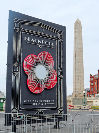 Promenade with a view on the Word War Memorial obelisk and board 'will never forget 1914 - 1918'のeditorial素材