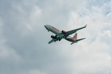 On final approach to land in Changi airportのeditorial素材