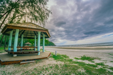 Hall sat by the sea breeze to relieve loneliness, feelings of isolation.の素材