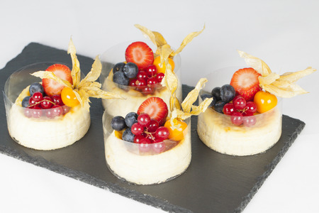 4 cake on black dishの写真素材