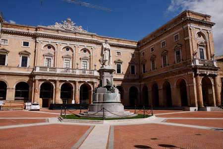 Recanati: Piazza Leopardi. Palazzo comunaleのeditorial素材