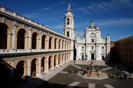 Loreto: Veduta della facciata della catedrale