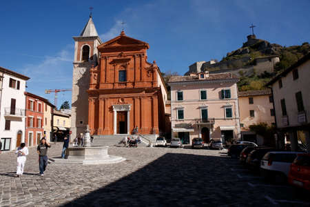 Pennabilli: vista del Duomo di Pennabilli dalla Piazza. Conosciuto come cattedrale di San Leoneのeditorial素材