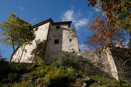 Caprese Michelangelo:  Castello di Caprese Palazzo Clusini visto dal bassoのeditorial素材