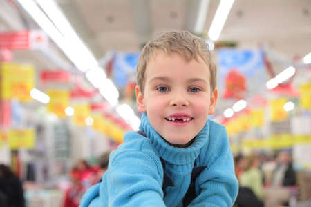 boy without foreteeth in shopの写真素材