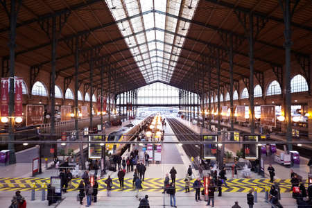 PARIS - DECEMBER 31: Gare de Est - Eastern Railway Station of Paris, December 31, 2009, Paris, France. View from the second floor. There is a boarding to the train.のeditorial素材
