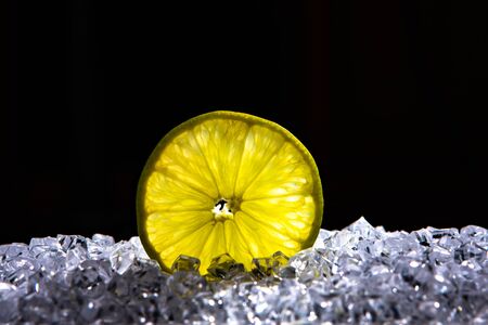 fresh lemon slices on the iceの写真素材