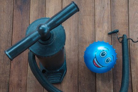 Manual air pump for balls