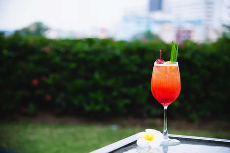 Cocktail recipe name mai tai or mai thai worldwide favour cocktail include rum lime juice orgeat syrup and orange liqueur - sweet alcohol drink with flower in garden relax vacation conceptの写真素材