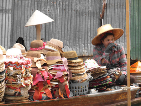 RATCHABURI,THAILAND -SEPTEMBER 2013 : Local peoples sell fruits,food and products at Damnoen Saduak floating market,on September 7,2013 in Ratchaburi,Thailand .Dumnoen Saduak is a very popular tourist attraction.のeditorial素材