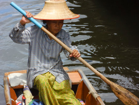 Ratchaburi, Thailand - 16 April 2012 : Damnoen Saduak floating market in Ratchaburi near Bangkok, Thailand.のeditorial素材