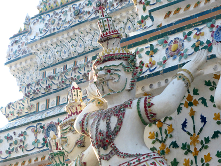 Giants on the wall of the Wat Arun temple, Thailandの写真素材