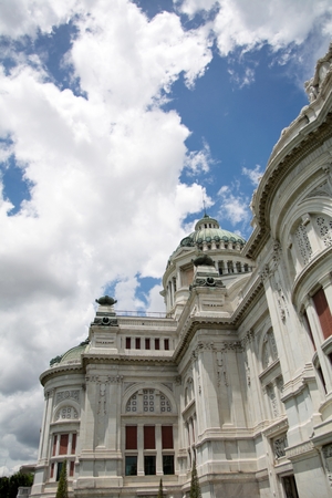 Ananta Samakhom Throne Hall at Bright Blue Skyのeditorial素材