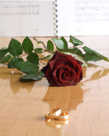 Sheet music of the Wedding March with roses and ringsの写真素材