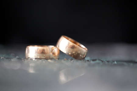 Gold wedding rings between dropsの写真素材