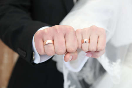 photo on the hands of the newlyweds