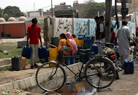 PAKISTAN_KARACHI_ Shortage of drinking water is in fat of Pakistani nation,specail muhala and backward aarea of Karchi poeple has to spen hours andhour to just get driking water,some home do not have acces to water pump or any state connection,people are のeditorial素材