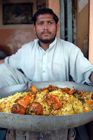 PAKISTAN_KARACHI_Male selling rice and chicken mixed food on footpath 10 Apil 2012    のeditorial素材