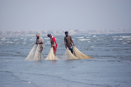 PAKISTAN_KARACHI_ Fishermen spreading fishing net to catch fish to sell amd make daily living in Karachi city million polpulations and and poluations 16 April 2012
のeditorial素材