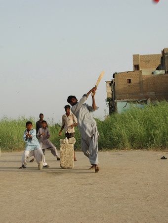PAKISTAN_ KKARACHI_pakistani children playing  cricket at christion garve yard {Gora Qabristan} in karachi.on may,03,2012のeditorial素材