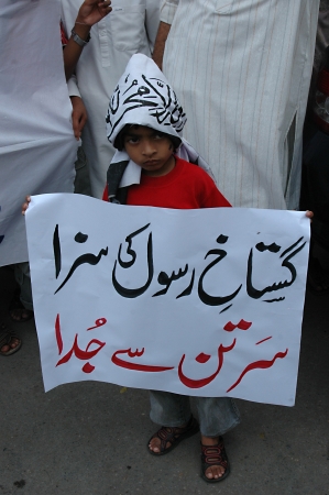 KARACHI/PAKISTAN_  Pakistani  staged proetst aginst  Uunited States of America and   againt film insulting islam and banner read death over them insult islam and prophet protesting holding banners during protest rally in Karachi today on 14 Sept. 2012    のeditorial素材