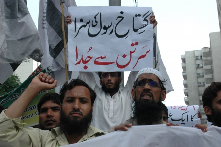KARACHI/PAKISTAN_  Pakistani  staged proetst aginst  Uunited States of America and   againt film insulting islam and banner read death over them insult islam and prophet protesting holding banners during protest rally in Karachi today on 14 Sept. 2012    のeditorial素材