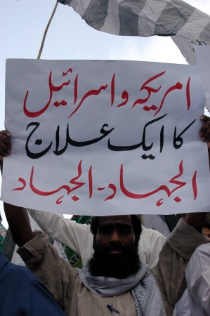 KARACHI/PAKISTAN_  Pakistani  staged proetst aginst  Uunited States of America and   againt film insulting islam and banner read death over them insult islam and prophet protesting holding banners during protest rally in Karachi today on 14 Sept. 2012    のeditorial素材