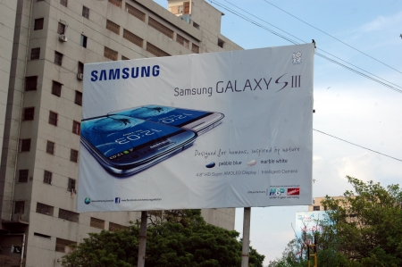 KARACHI/PAKISTAN_ Samsung smartphone pay 50% and start your buisiness sale banner 15  Sept. 2012        のeditorial素材