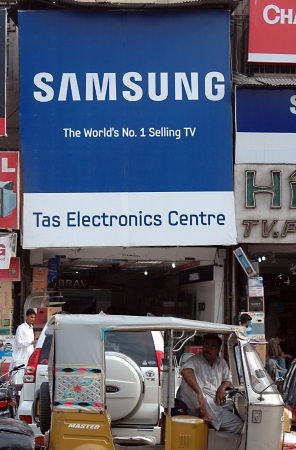 KARACHI/PAKISTAN_ Samsung smartphone pay 50% and start your buisiness sale banner 15  Sept. 2012      のeditorial素材