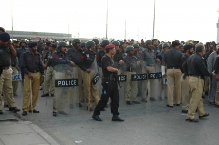 PAKISTAN_KARACHI_suni tehreek during protest rally against usa on blessphemy and scorety alert at kpt bride in karachi. sept,18,2012のeditorial素材