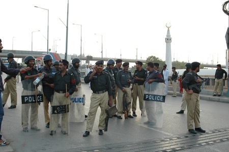PAKISTAN_KARACHI_sarwar qadri leader of suni tehreek during protest rally against usa on blessphemy and scorety alert at kpt bride in karachi. sept,18,2012のeditorial素材