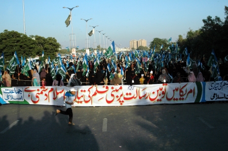 KARACHI/PAKISTAN_ Pakistanis in thousands staged protes rally by Jamaat-e-Islami female and males showed anger toward anti Prophet film and prayed, People  show anger toard film maker and USA ,today on 3 October 2012        のeditorial素材