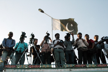 KARACHI/PAKISTAN_ Pakistanis in thousands staged protes rally by Jamaat-e-Islami female and males showed anger toward anti Prophet film and prayed, People  show anger toard film maker and USA ,today on 3 October 2012         のeditorial素材