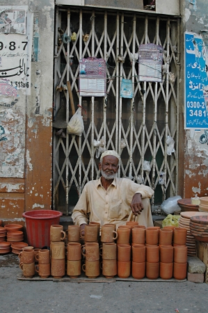 KARACHI/PAKISTAN_  Pakisani eldlery male selling mug made clay 31 Oct 2012       のeditorial素材