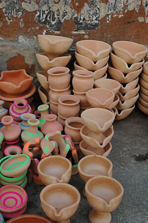 KARACHI/PAKISTAN_  Pakisani eldlery male selling mug made clay 31 Oct 2012        のeditorial素材