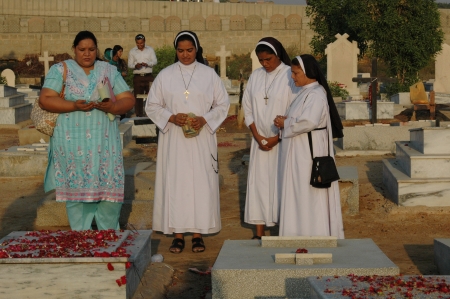 KARACHI/PAKISTAN_ Pakistani catholics commmunity celebrate soul day at christian cemetary Gora Quberistan today on 2 Nov. 2012      のeditorial素材