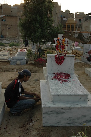 KARACHI/PAKISTAN_ Pakistani catholics commmunity celebrate soul day at christian cemetary Gora Quberistan today on 2 Nov. 2012      のeditorial素材
